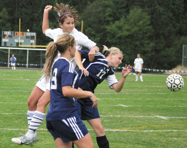 Maia Sparkman tries a header against Sultan’s Carley Nelson and Jazmen Griggs on Thursday.