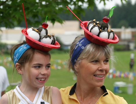 Pam Jacques and her daughter Phoebe formed Team “Sundae Run” by wearing hats adorned with ice cream