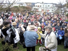 People gathered in Langley Park to hear the coroner's report read by “Gus Gruesome” and "Detective I B Fuzz". "Warren Peeze" was the killer. And thanks to Deputy Sheriff Laura Price