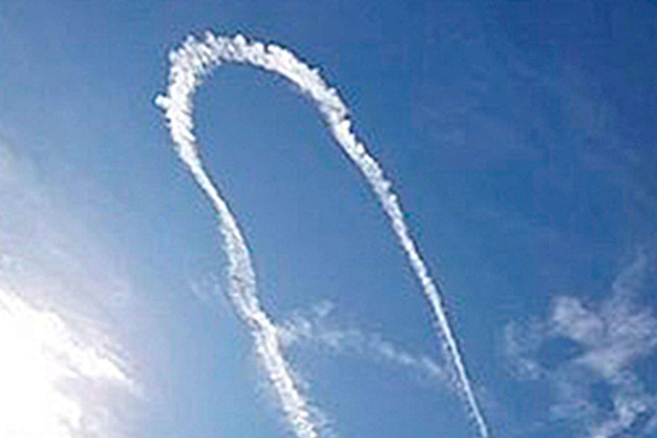 Growler pilot draws graffiti in the sky