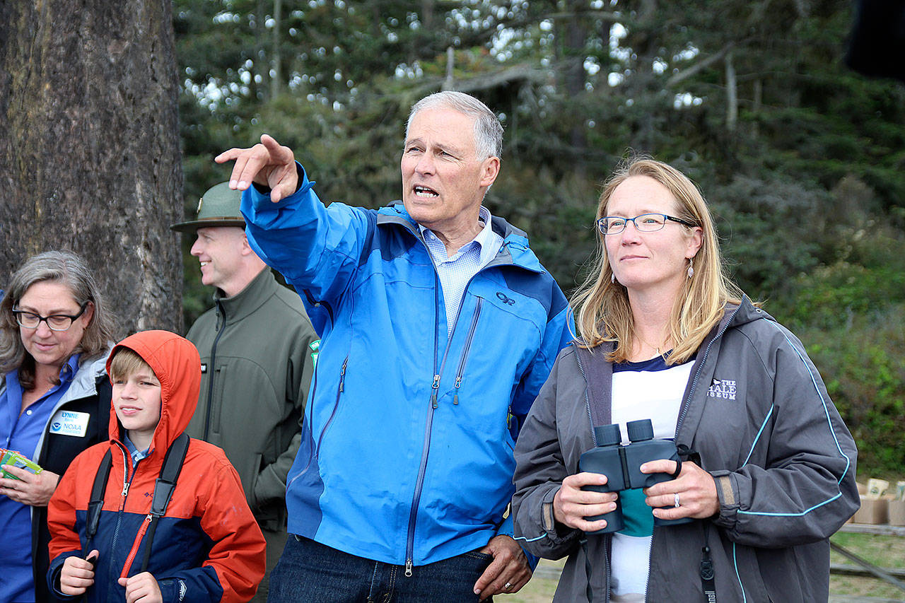 Photos by Laura Guido/Whidbey News Group                                Gov. Jay Inslee and Cindy Elliser of Pacific Mammal Research view harbor seals at Deception Pass State Park.