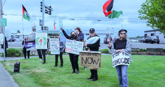 Photo by Luisa Loi
Oak Harbor’s vigil for Gaza attracted a small crowd of locals. For the past seven months, people around the world have been gathering to show solidarity with the Palestinian people, raise awareness and demand for a ceasefire.