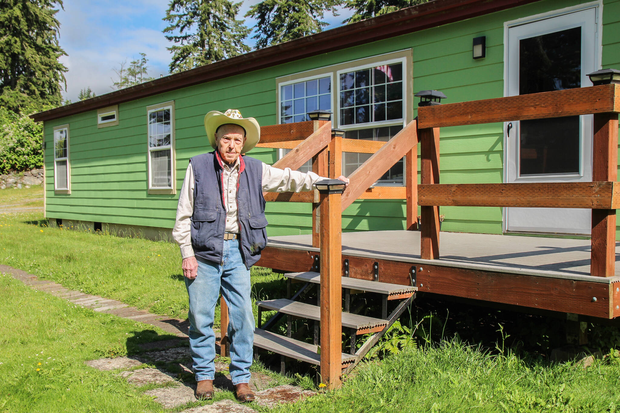 Mr. Hoolie stands next to his longtime Oak Harbor home. (Photo by Luisa Loi)