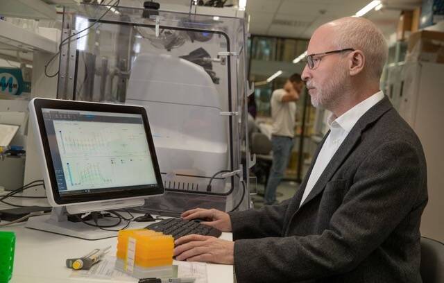 Cancer researcher Randall Johnson in the lab. (Photo provided)