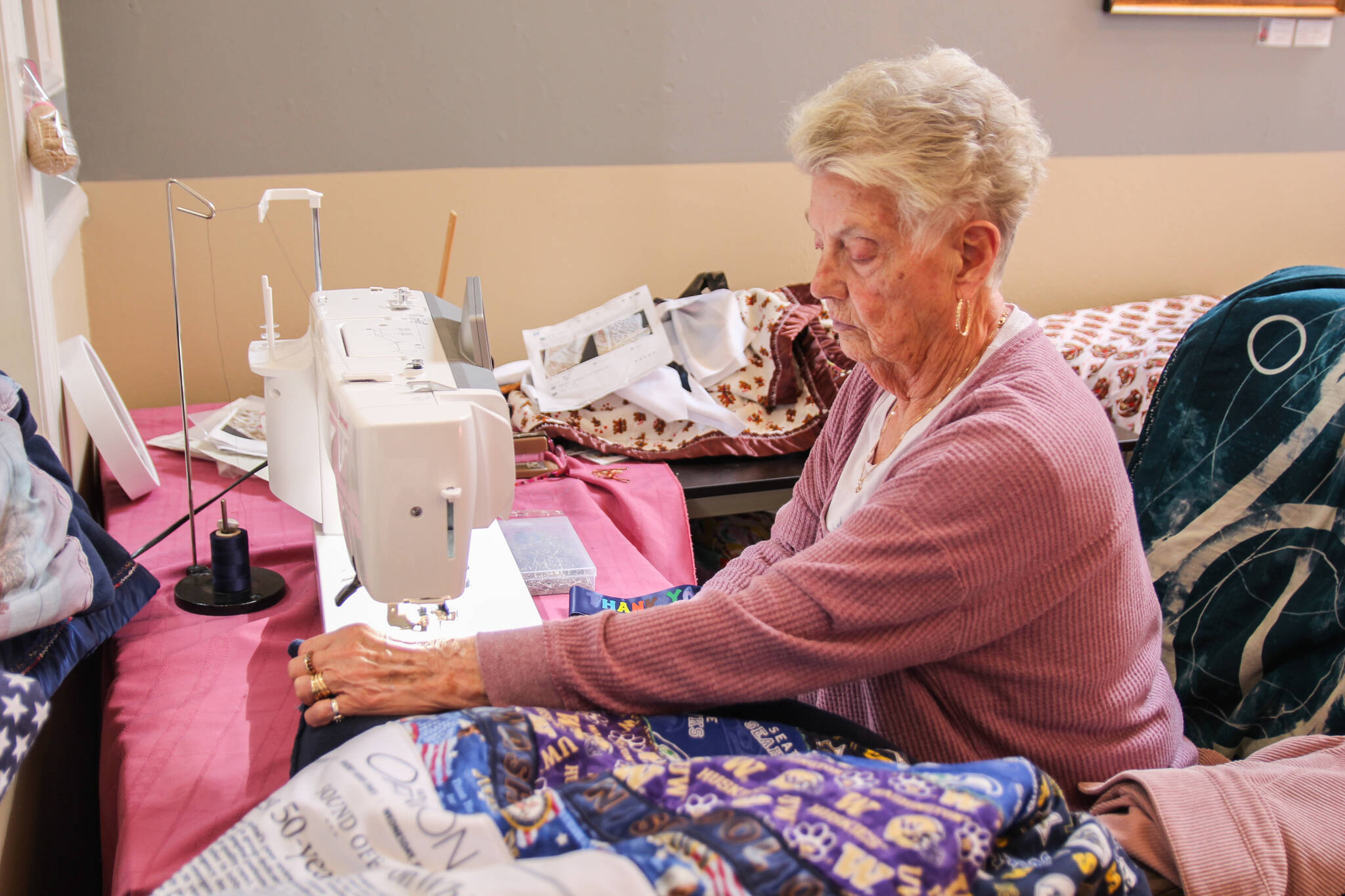 Mary Fyfe sews a blanket for her doctor, Jerald Sanders. (Photo by Luisa Loi)