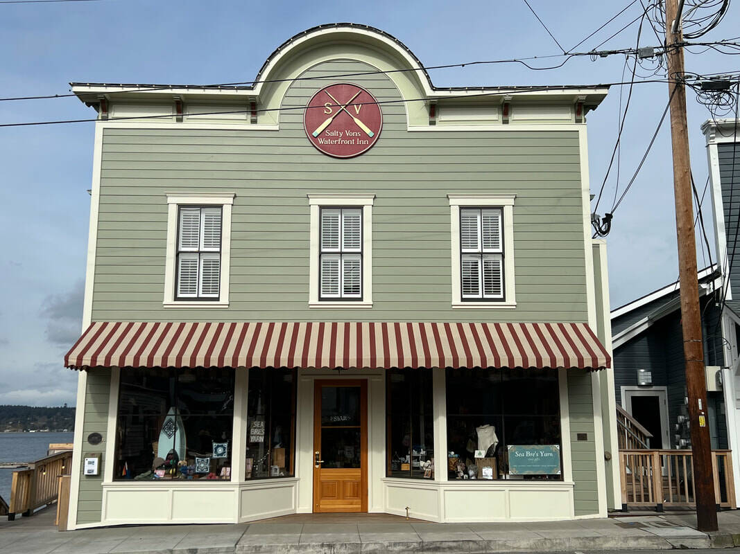 The street-facing front of Salty Vons Waterfront Inn. (Photo from saltyvons.com)