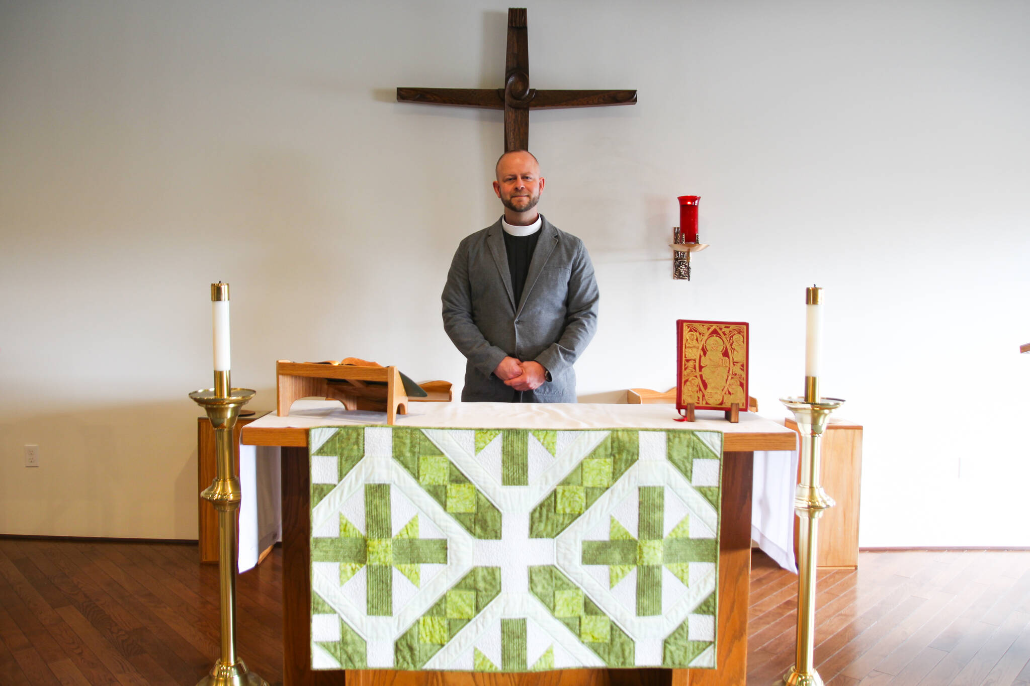 Photo by Luisa Loi
Pastor John Laffoon stands behind the altar.