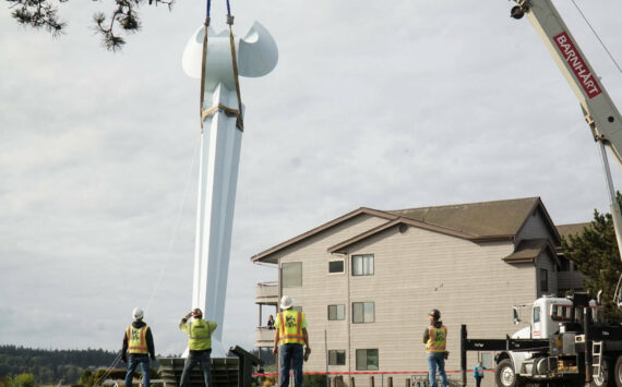 Ram Construction staff hoist the horizontal Angel De Creatividad sculpture upright. (Photo by Sam Fletcher)